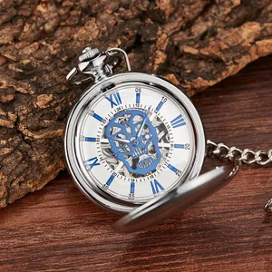 Vue détaillée d'une montre à gousset mécanique argentée avec cadran squelette bleu.