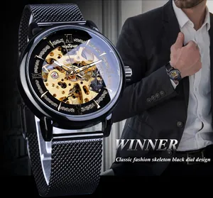 Vue détaillée de la montre mécanique Winner pour homme avec cadran squelette noir classique