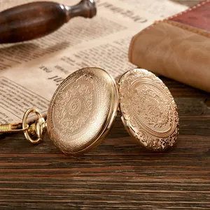 Detaillierte Ansicht der filigranen Gravur auf dieser goldenen Vintage Taschenuhr