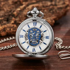 Vue détaillée d'une montre de poche mécanique rétro en argent avec crâne bleu sur cadran
