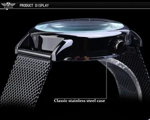 Vue latérale d'une montre mécanique pour homme avec boîtier noir en acier et bracelet maille