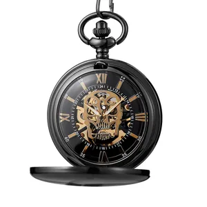 Vue détaillée de la montre à gousset mécanique rétro avec cadran en forme de crâne.
