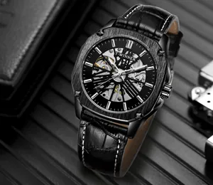 Vue détaillée de la montre mécanique automatique T-WINNER pour hommes avec bracelet en cuir