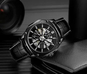 Détail de la montre automatique squelette T-WINNER avec bracelet en cuir noir