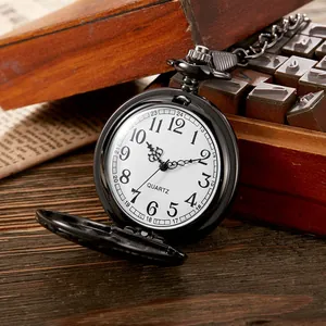 Nahaufnahme einer schwarzen Vintage-Taschenuhr mit weißem Zifferblatt und Quarzwerk