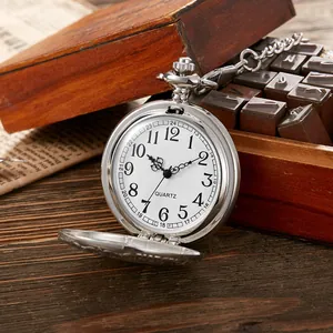 Nahaufnahme einer silbernen Vintage-Taschenuhr mit Klappdeckel und weißem Zifferblatt
