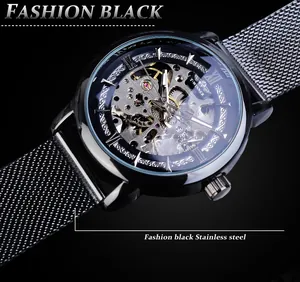 Gros plan détaillé d'une montre mécanique squelette pour homme avec bracelet en maille noire