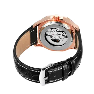 Vue détaillée du dos d'une montre squelette mécanique automatique pour homme avec cuir.