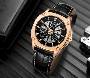Gros plan détaillé de la montre mécanique automatique T-WINNER avec cadran squelette en or rose