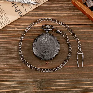 Antike Taschenuhr aus Gunmetal mit floralen Gravuren und einer passenden Metallkette.
