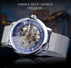 Détail de la montre mécanique Winner avec cadran bleu et bracelet en maille argentée