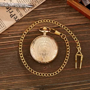 Nahaufnahme einer goldenen Vintage Taschenuhr mit aufwendigen floralen Gravuren auf dem Deckel