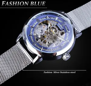Gros plan détaillé de la montre mécanique Winner avec mouvement squelette et cadran bleu