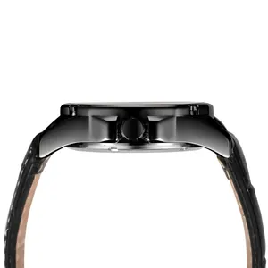Profil latéral d'une montre mécanique automatique noire avec détail du bracelet cuir.