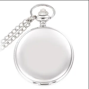 Detailansicht einer polierten silbernen Vintage-Taschenuhr mit glatter Oberfläche.