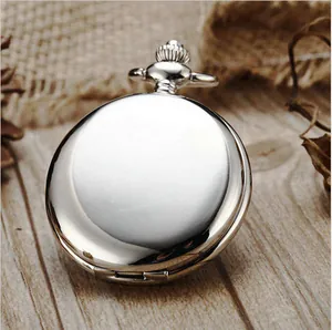 Polierte silberne Vintage-Taschenuhr Detailansicht auf rustikalem Holzhintergrund.