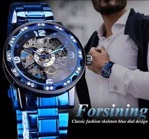 Gros plan détaillé d'une montre mécanique squelette Forsining pour homme avec cadran bleu.