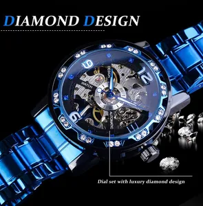 Gros plan de la montre mécanique Forsining pour homme avec cadran bleu et strass