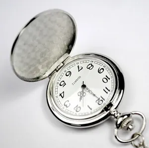Klassische silberne Taschenuhr mit Klappdeckel und weißen arabischen Ziffern Detail