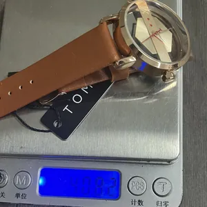 Detail van een TOMI minimalistisch skelethorloge van 40,82 g op een weegschaal