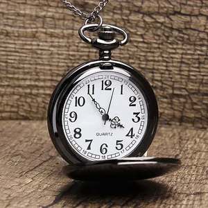 Detailansicht einer polierten schwarzen Quarz-Taschenuhr im Vintage-Stil