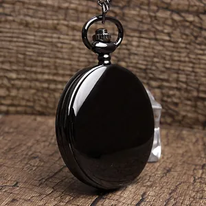 Nahaufnahme einer polierten schwarzen Vintage-Taschenuhr mit glattem Klappdeckel.