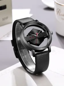 Detailopname van TOMI minimalistisch horloge met holle wijzerplaat en zwarte leren band.