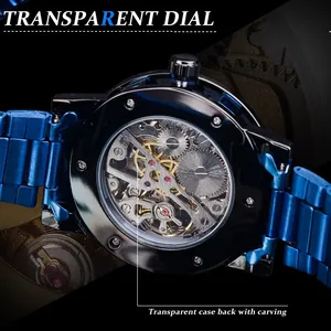 Gros plan de la montre mécanique Forsining avec fond de boîtier squelette clair