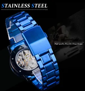 Gros plan détaillé du bracelet de montre en acier inoxydable bleu et du fermoir.