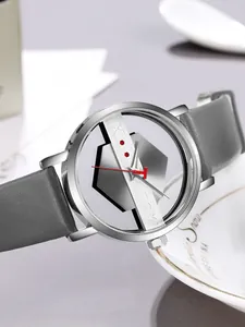Detail van minimalistisch TOMI horloge met zilveren opengewerkte wijzerplaat en grijze leren band