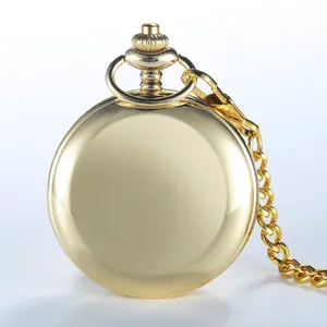 Nahaufnahme einer polierten goldenen Vintage-Taschenuhr mit passender Kette