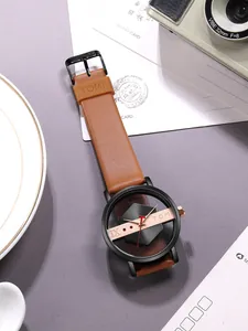Detailopname van het TOMI skelet horloge met bruine leren band en stijlvolle zwarte kast