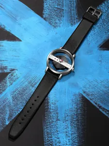 Detailopname van het TOMI skelethorloge met een holle wijzerplaat en leren band