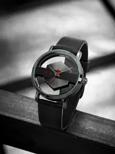 Macro-opname van TOMI skelet horloge met transparante wijzerplaat en zwarte lederen band