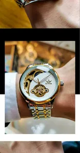 Vue macro détaillée du cadran de la montre mécanique SEWOR pour hommes avec tourbillon