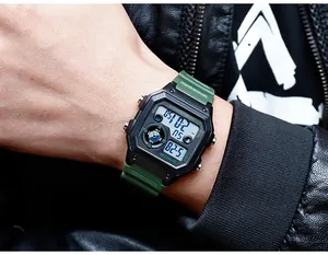 Nahaufnahme der quadratischen SANDA Digital-Sportuhr mit grünem Silikonarmband am Handgelenk