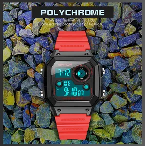 Nahaufnahme der quadratischen SANDA-Digitaluhr mit rotem Armband