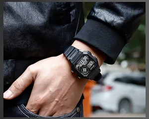 Nahaufnahme der quadratischen digitalen Sanda-Sportuhr mit schwarzem Armband am Handgelenk