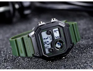 Nahaufnahme einer quadratischen SANDA Digital-Sportuhr mit einem robusten grünen Armband