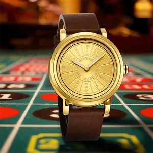 Gros plan détaillé d'une montre à quartz dorée pour homme avec cadran de décision unique