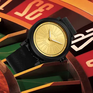 Vue détaillée d'une montre à quartz noire tendance avec un cadran de jeu doré rotatif
