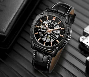 Montre mécanique automatique squelette T-WINNER pour homme avec bracelet en cuir noir.
