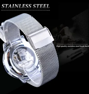 Gros plan sur le bracelet en maille d'acier inoxydable et la boucle de montre Winner.