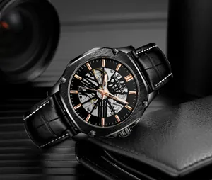 Détail d'une montre mécanique automatique squelette T-WINNER avec bracelet en cuir noir