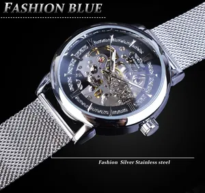 Vue détaillée d'une montre mécanique squelette argentée avec bracelet en maille