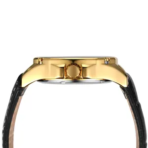 Vue de profil détaillée d'une montre mécanique automatique dorée avec bracelet en cuir noir