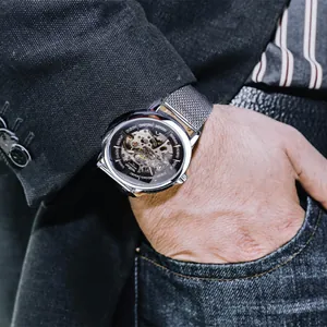 Gros plan détaillé de la montre mécanique squelette Winner avec bracelet en maille.
