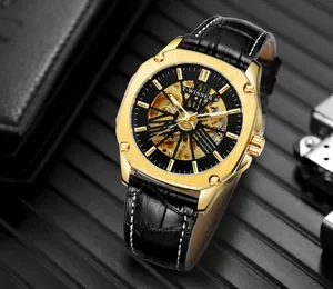 Détail macro de la montre squelette T-WINNER avec boîtier doré et bracelet en cuir noir