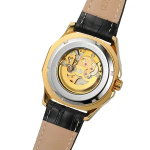 Vue détaillée du mouvement de la montre automatique à travers le fond de boîtier transparent