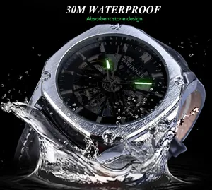 Détail de la montre squelette T-WINNER montrant l'étanchéité 30M et les aiguilles lumineuses.